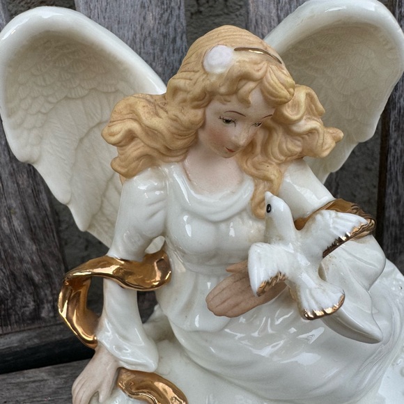 VINTAGE SANKYO PORCELAIN ANGEL MUSIC BOX WITH DOVE & GOLD TONE DETAILS 7” - Picture 3 of 5